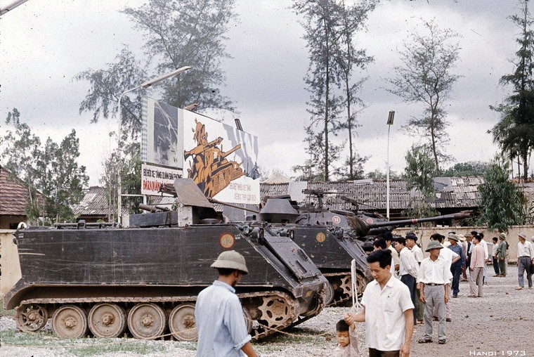 Loat anh dac biet tai trien lam xac may bay My o Ha Noi nam 1973-Hinh-5