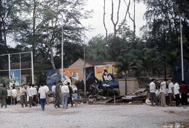 Xem trien lam xac may bay My o Ha Noi nam 1973-Hinh-2