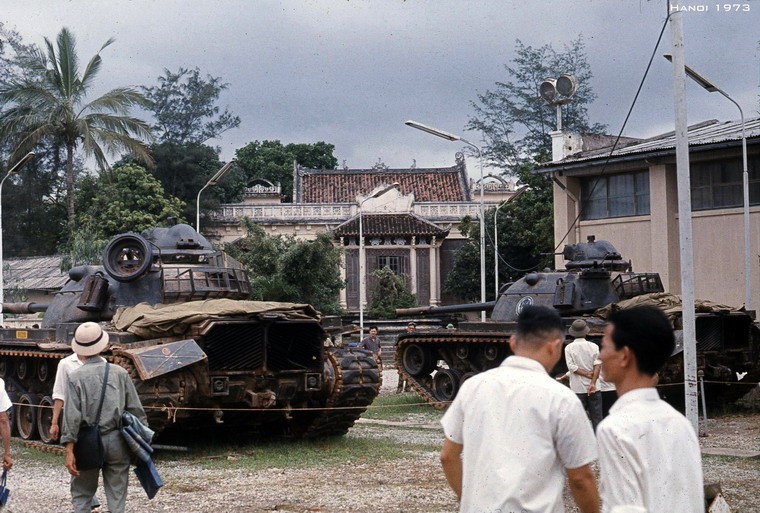 Xem trien lam xac may bay My o Ha Noi nam 1973-Hinh-4