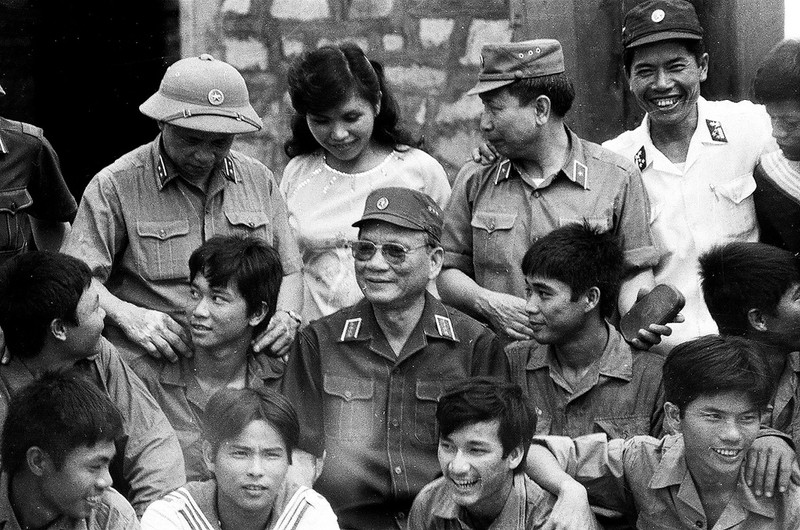 Hinh anh khong the quen: Dai tuong Le Duc Anh o Truong Sa 1988-Hinh-5
