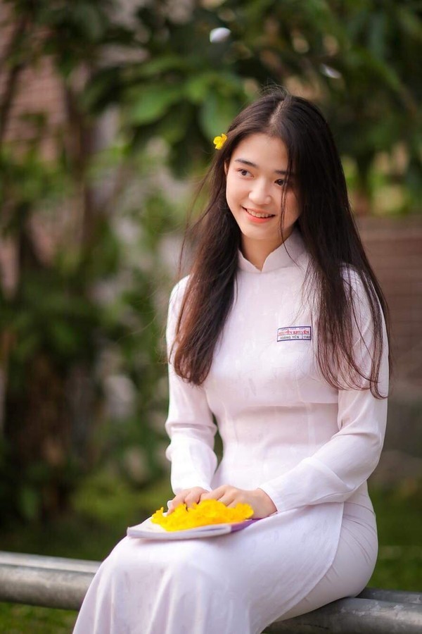 Ngan ngo ve dep nhu hoa cua nu sinh Binh Duong trong ao dai