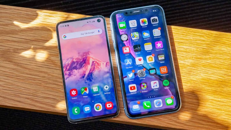 Chon Galaxy S10e hay iPhone XR dung “da” hon?