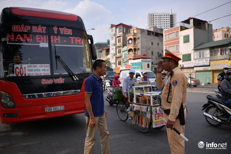 Dan van vo tu nhau bat chap CSGT ra quan tong kiem soat phuong tien