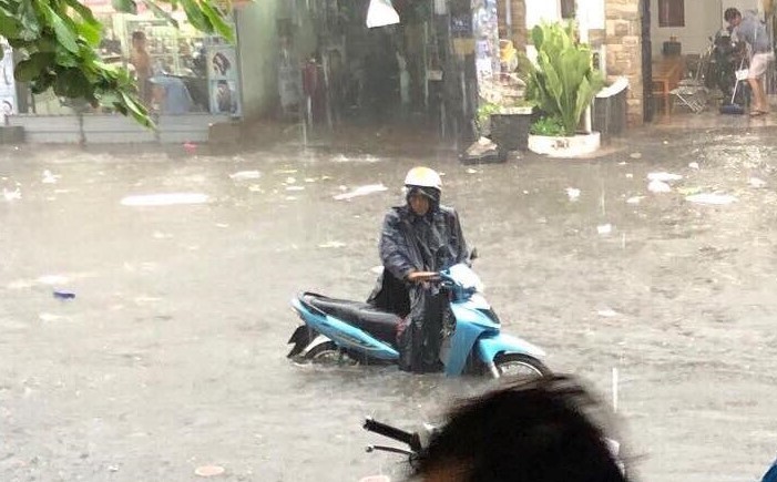 Nguoi va xe bi nuoc cuon troi nhu thac nuoc ngay giua duong Sai Gon-Hinh-2