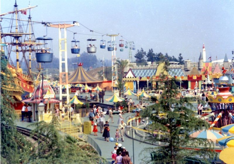Cong vien Disneyland noi tieng thap nien 1950 trong nhu the nao?​