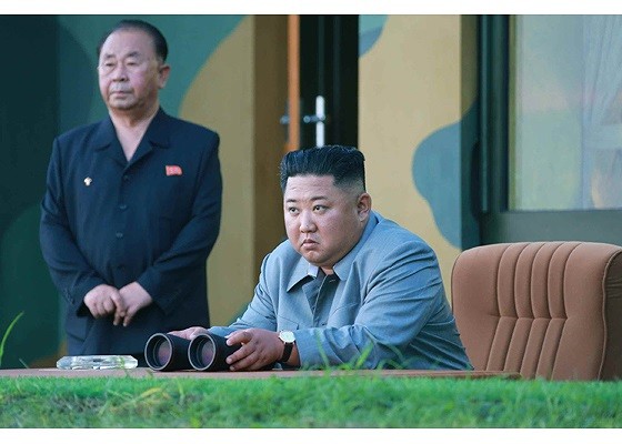 Ong Kim Jong-un cuoi tuoi khi quan doi phong ten lua thanh cong-Hinh-2