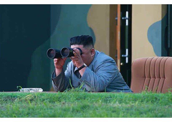 Ong Kim Jong-un cuoi tuoi khi quan doi phong ten lua thanh cong-Hinh-3