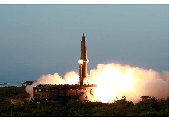 Ong Kim Jong-un cuoi tuoi khi quan doi phong ten lua thanh cong-Hinh-4