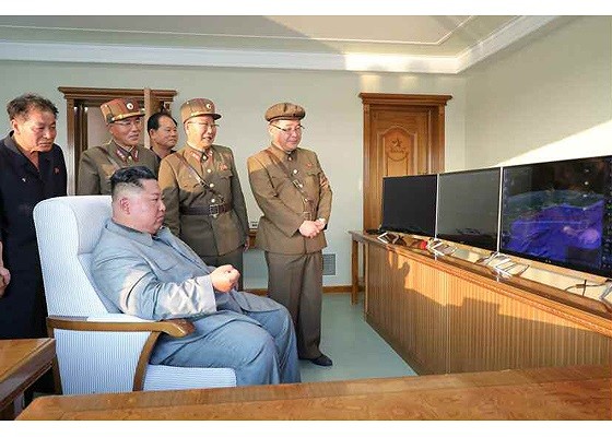 Ong Kim Jong-un cuoi tuoi khi quan doi phong ten lua thanh cong-Hinh-5