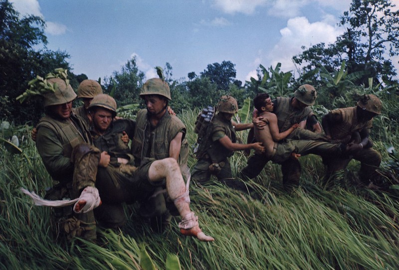 Loat hinh cuc am anh ve chien tranh Viet Nam cua nhiep anh gia Larry Burrows