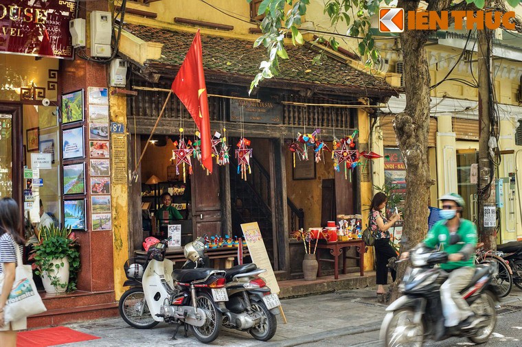 Bat ngo ngoi nha ong tram tuoi dep nhat pho co Ha Noi-Hinh-2