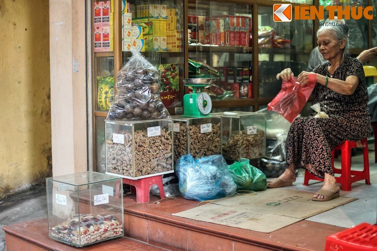 Ngat ngay giua con pho co mui “nong nan” nhat Ha Noi-Hinh-12