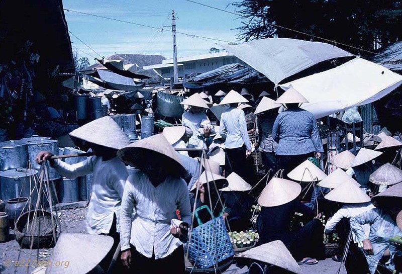 Loat anh cuc sinh dong ve cho Phan Thiet nam 1967-Hinh-2