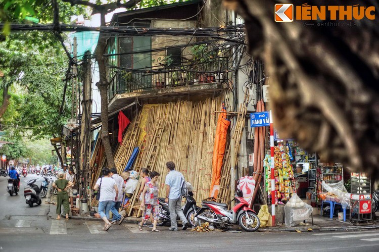 Canh tuong choang ngop o con pho doc nhat vo nhi Ha Noi-Hinh-14