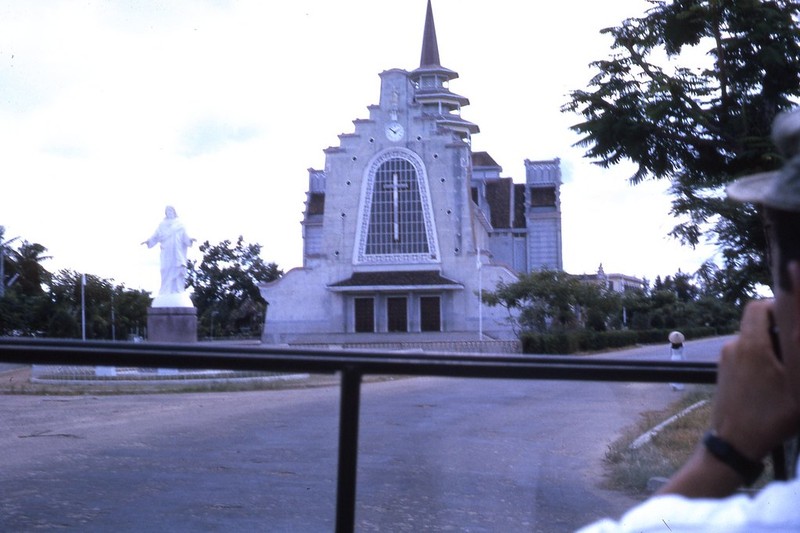 Loat anh lich su ve nha tho noi tieng nhat xu Hue-Hinh-3