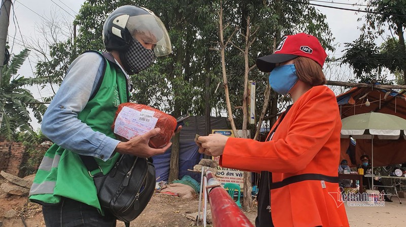 Canh sat co dong truc chot Son Loi, 3 tuan khong ve nha-Hinh-3