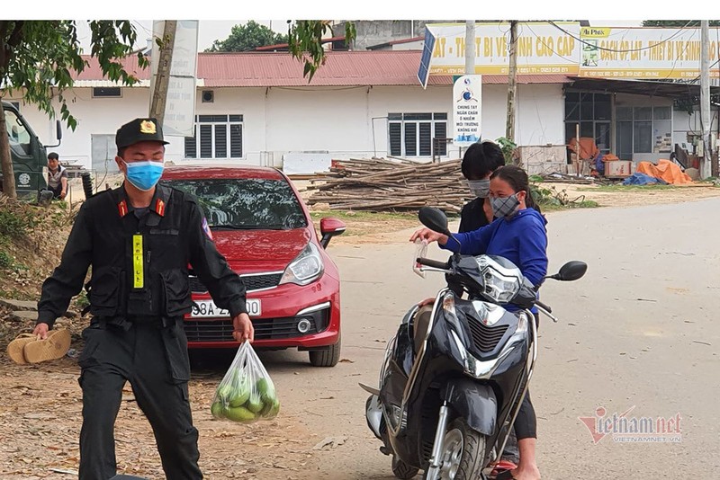 Canh sat co dong truc chot Son Loi, 3 tuan khong ve nha