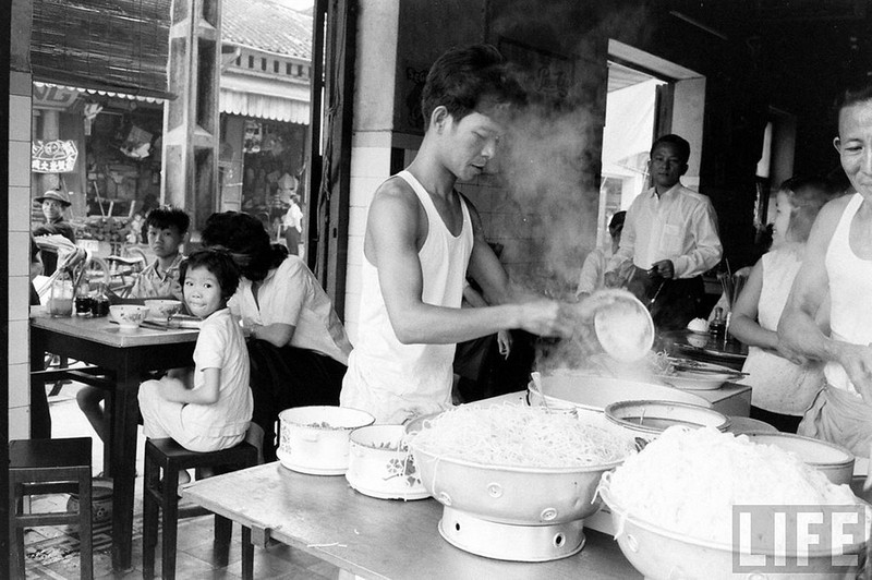 Anh de doi ve cac quan hu tieu o Sai Gon xua-Hinh-6