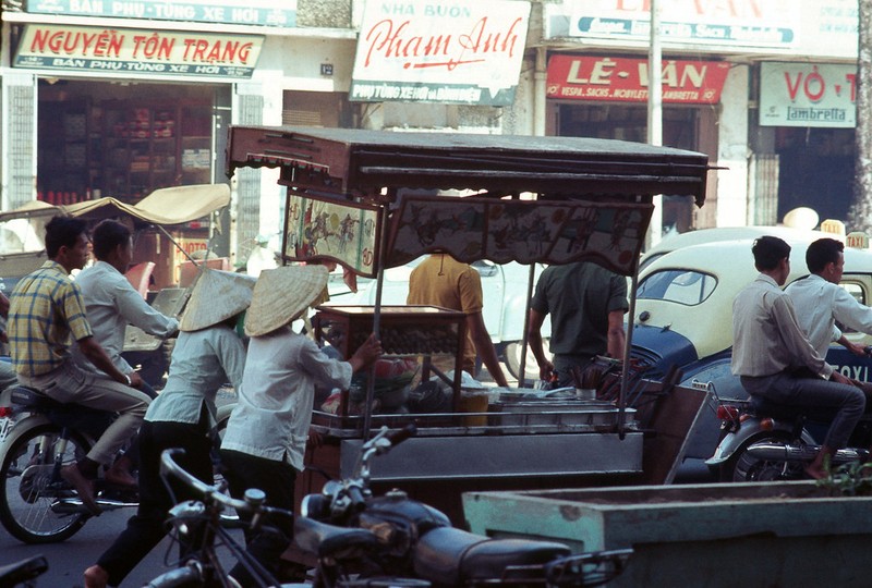 Anh de doi ve cac quan hu tieu o Sai Gon xua-Hinh-7