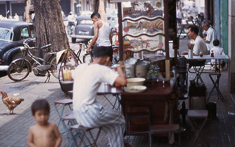 Anh de doi ve cac quan hu tieu o Sai Gon xua-Hinh-9