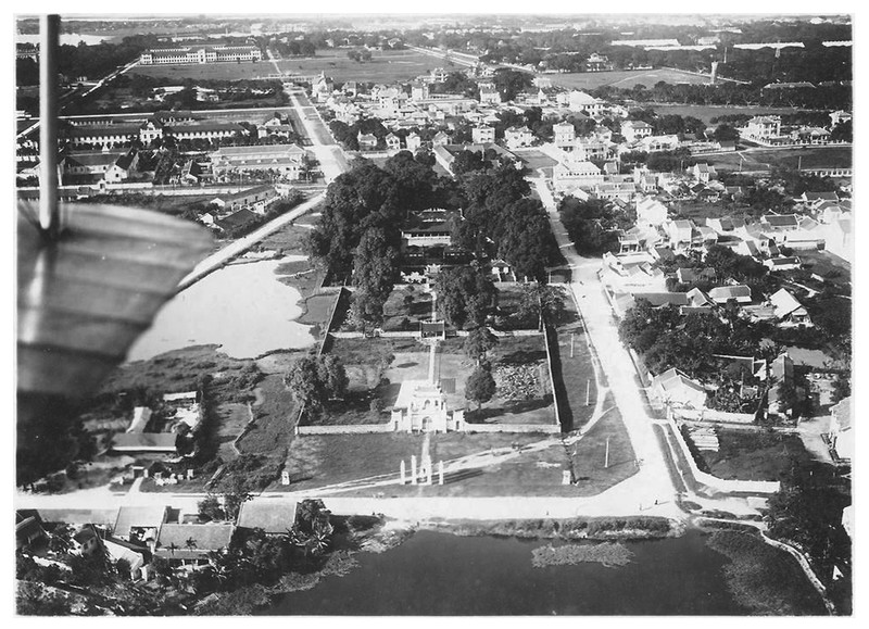 Choang ngop dien mao Ha Noi nam 1930 nhin tu may bay-Hinh-8