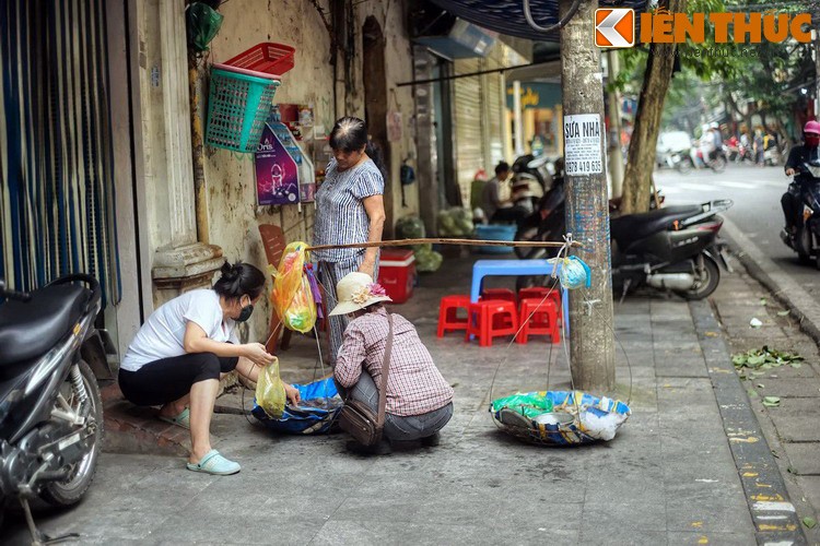 Pho ban thu “nhay nhua, gom ghiec” o Ha Noi xua gio ra sao?-Hinh-3