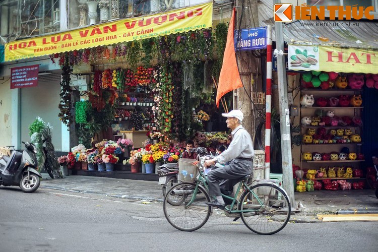 Pho ban thu “nhay nhua, gom ghiec” o Ha Noi xua gio ra sao?