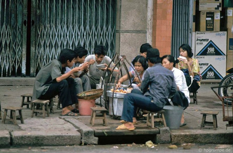 Anh hiem co kho tim ve hang quan via he Sai Gon nam 1991-Hinh-2