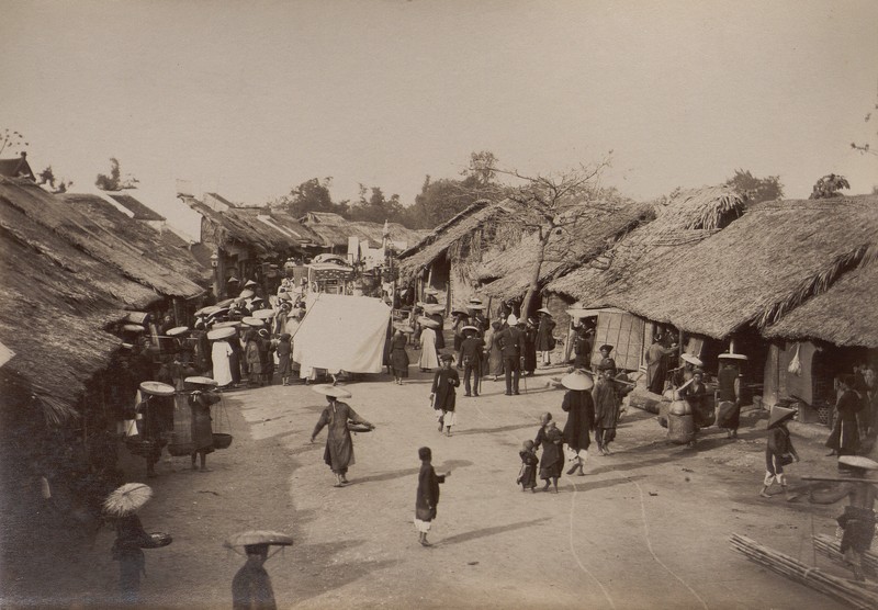 La lung canh voi xuat hien tren duong pho Ha noi xua-Hinh-5