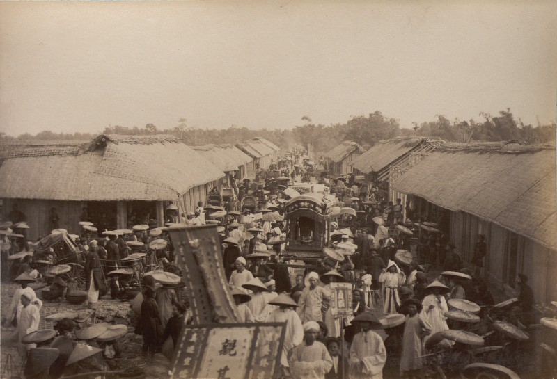 La lung canh voi xuat hien tren duong pho Ha noi xua-Hinh-6