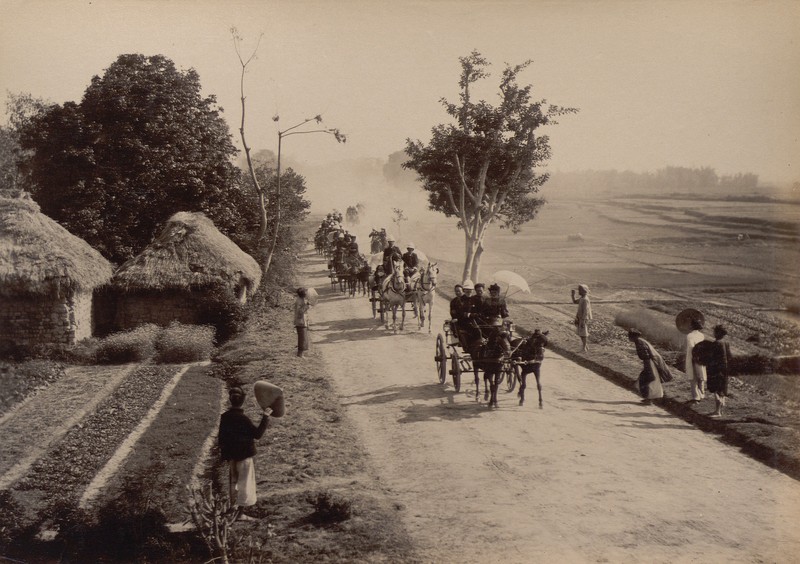 La lung canh voi xuat hien tren duong pho Ha noi xua-Hinh-8