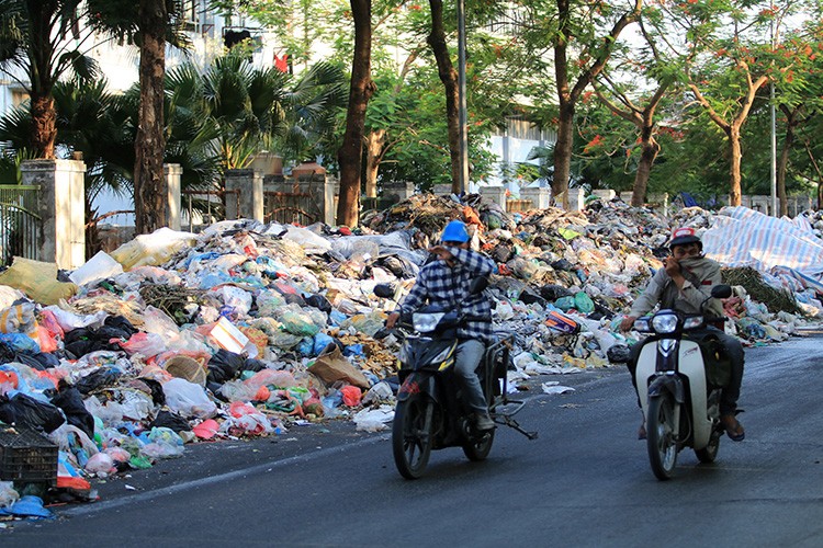 Ha Noi: Rac thai van chat dong trong noi thanh-Hinh-8