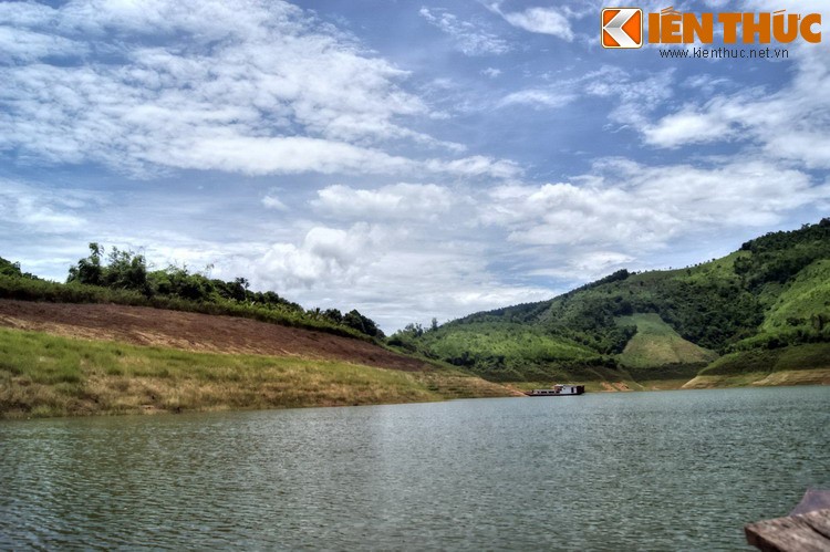 Ngat ngay trong canh sac than tien cua ho thuy dien Hoa Binh