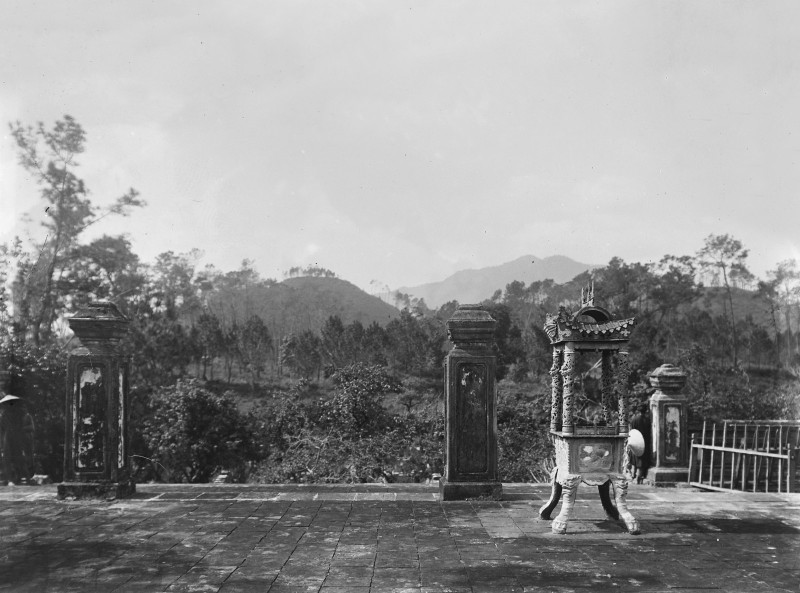 Canh tuong la o lang Gia Long nam 1898-Hinh-2