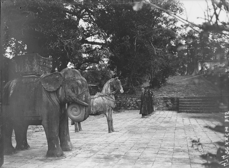 Canh tuong la o lang Gia Long nam 1898-Hinh-3