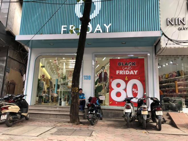 Black Friday: Cua hang thoi trang Ha Noi sieu giam gia, khach van tho o-Hinh-3