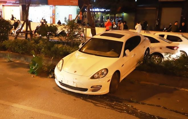 Ha Noi: Tai xe xe Porsche nghi bi dot quy mat lai, tong do nhieu cay xanh