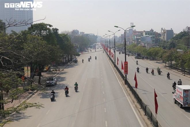 Ngay dau nghi Tet, duong pho Ha Noi vang hoe, ben xe lac dac nguoi-Hinh-2