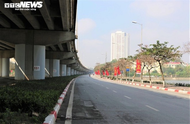 Ngay dau nghi Tet, duong pho Ha Noi vang hoe, ben xe lac dac nguoi-Hinh-3