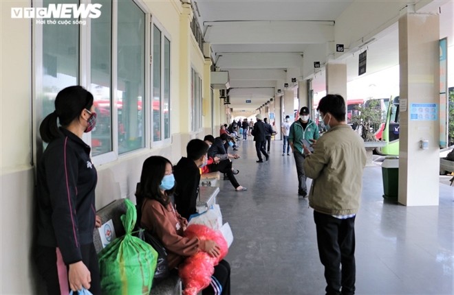 Ngay dau nghi Tet, duong pho Ha Noi vang hoe, ben xe lac dac nguoi-Hinh-9