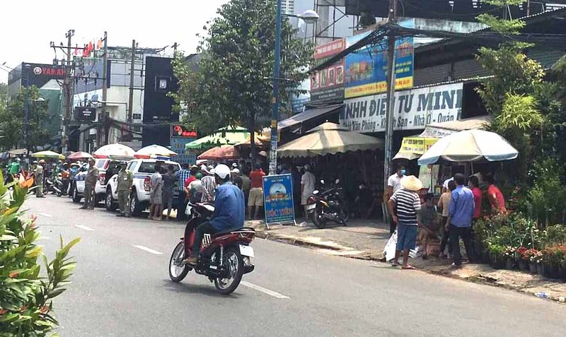 Bat nghi pham sat hai chu tiem tap hoa o TP HCM