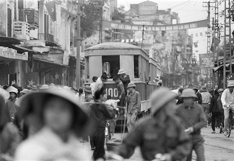 Anh de doi nhung chuyen tau dien o Ha Noi nam 1973-Hinh-5