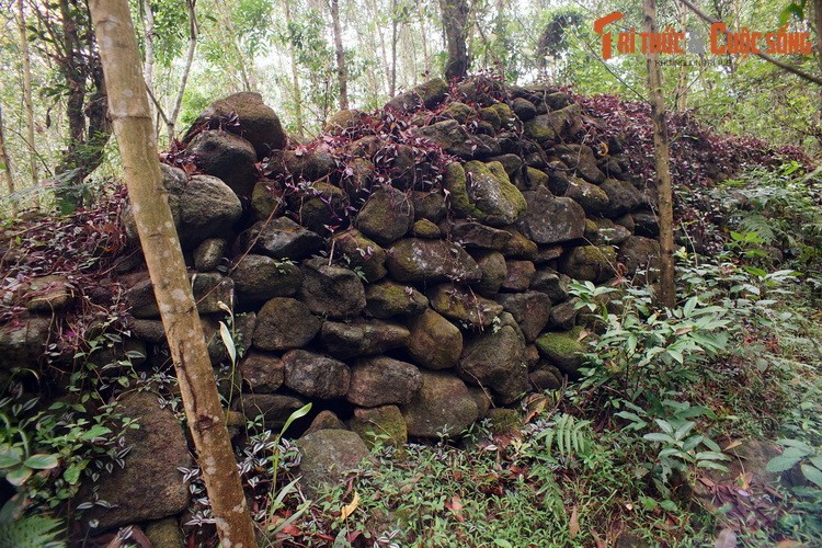 Bi an cua dong suoi chay qua lang co Thien Xuan-Hinh-9