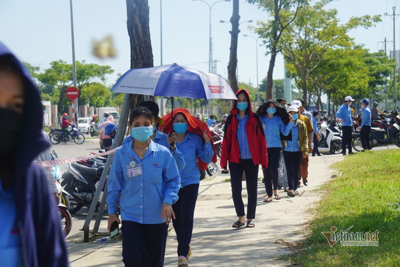 Xep hang cho xet nghiem duoi nang nong, cong nhan o Da Nang ngat xiu-Hinh-2