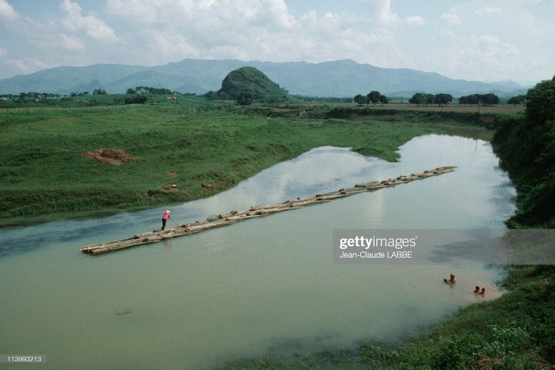 Ngam loat anh sieu doc la ve ba mien Viet Nam nam 1994-Hinh-7