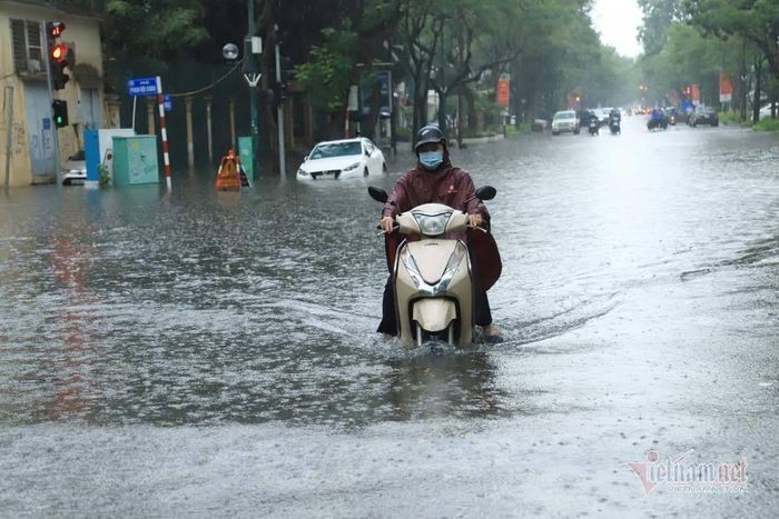 Du bao thoi tiet 9/8: Ha Noi ha nhiet, mua rao va giong vao chieu toi