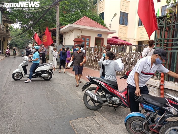 Ha Noi: Nhieu nguoi den xin xac nhan giay di duong, UBP phai dong cua-Hinh-3