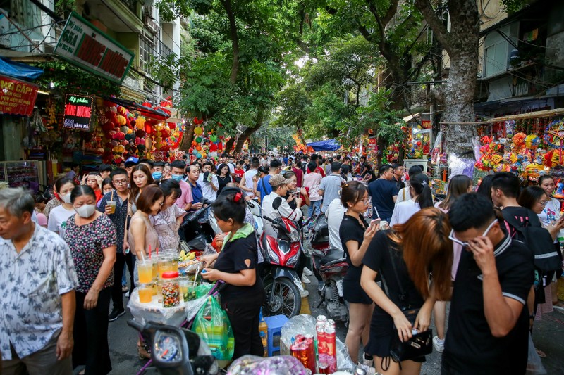 Chua tung thay o pho Trung Thu: Thoat vang thoat dong