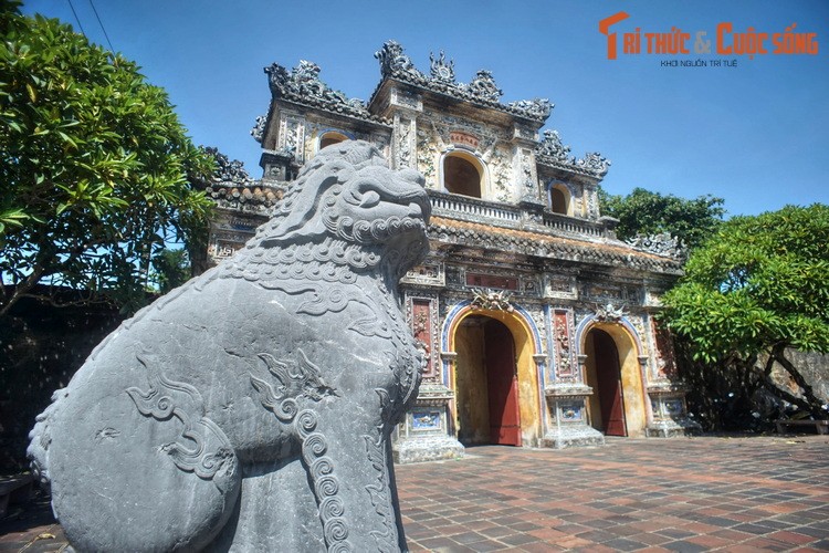 Kham pha nhung canh cong tram tuoi noi tieng cua Hoang thanh Hue-Hinh-10