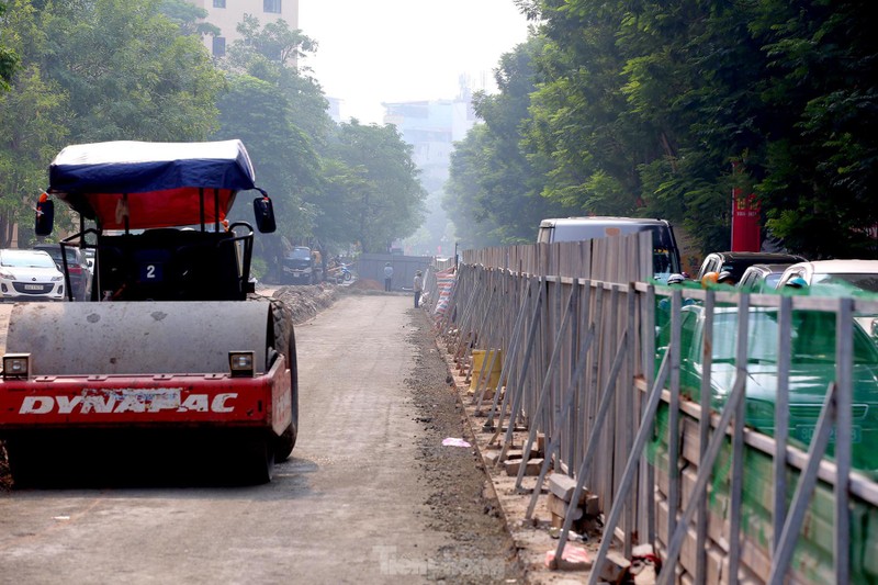 Hinh anh cong nhan xen via he de mo rong long duong Tran Dang Ninh-Hinh-7